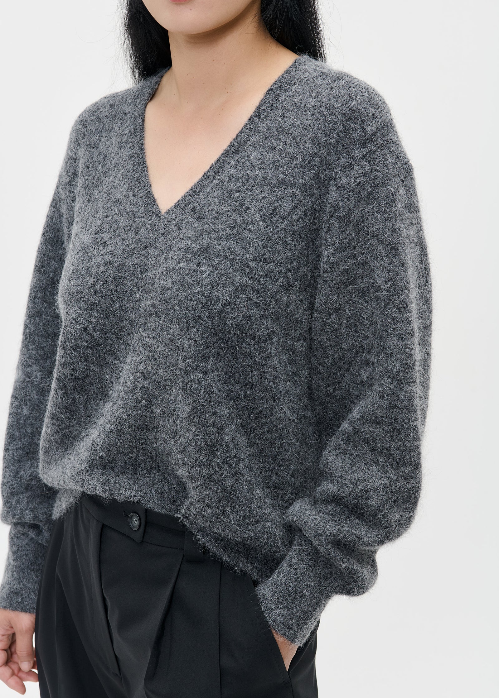 SURI ALPACA RELAXED V-NECK PULLOVER